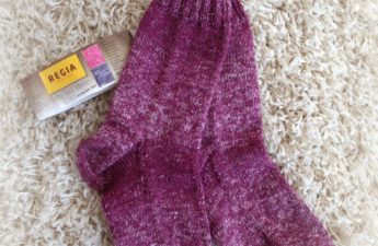 Socken stricken lila