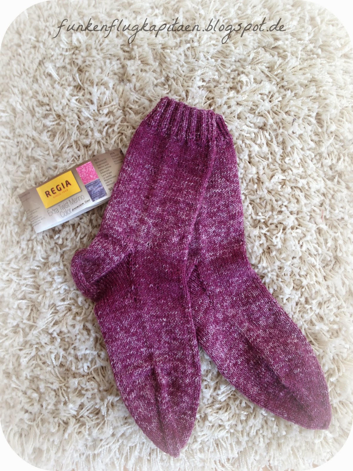 Socken stricken lila